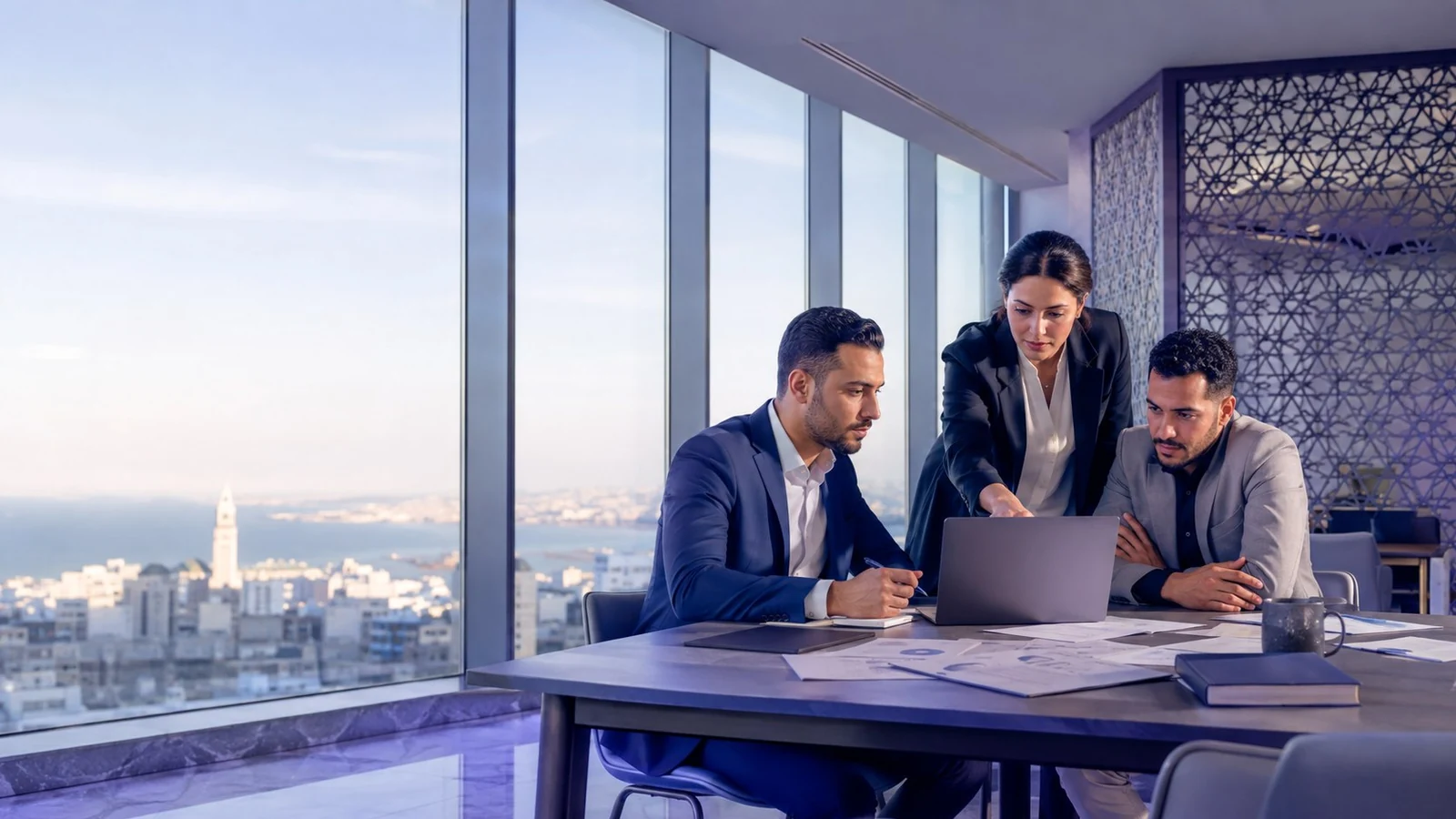 Équipe de conseil marocaine travaillant sur un projet professionnel